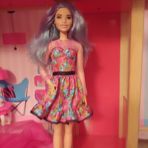 - Barbie - Picture 2 of 4